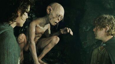 gollum crouching between frodo and sam in a cave in the lord of the rings return of the king