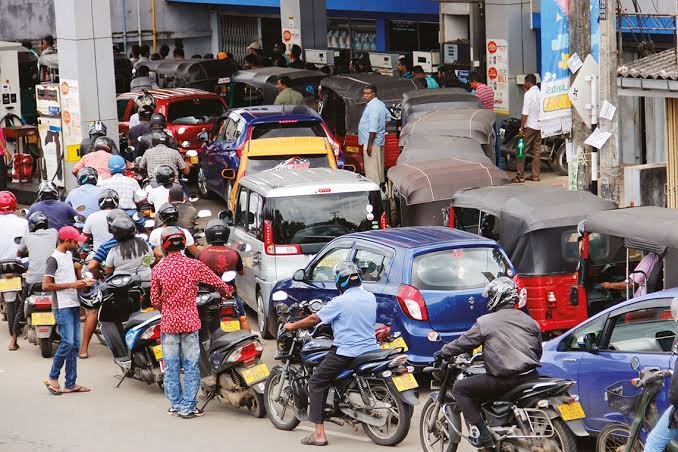 As filas de combustível ressurgem à medida que os comerciantes fecham estações devido a protestos planejados