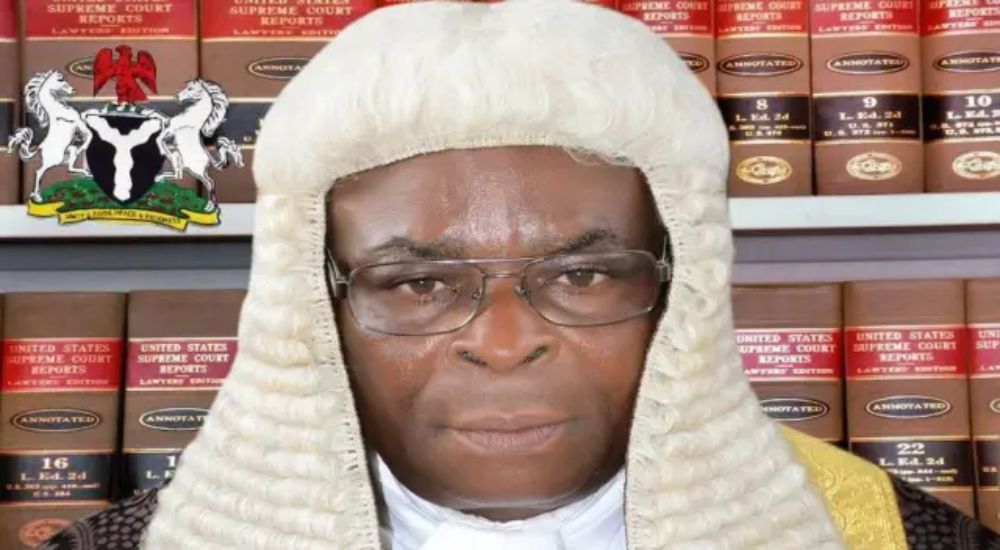 CJN Onnoghen yang dipecat dapat menerima ,878, £13,730, €10,187