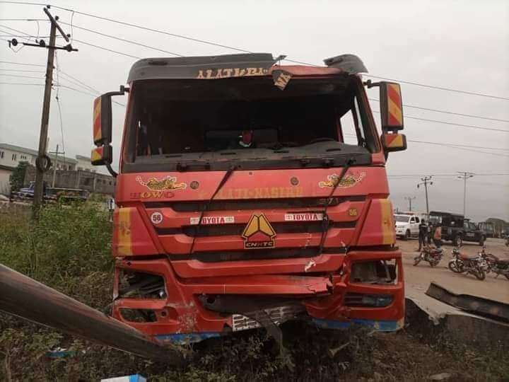 Satu orang tewas dan satu lagi luka-luka dalam tabrakan truk di Lagos