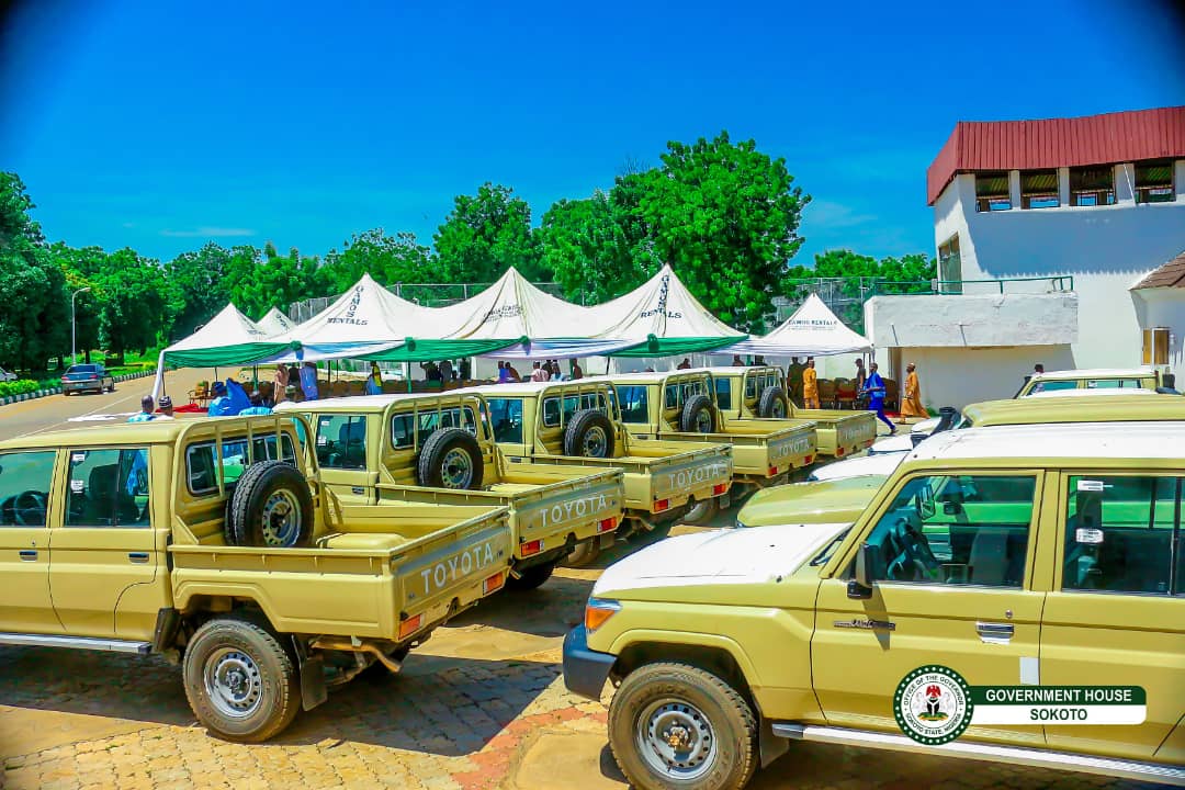 Ketidakamanan: Gubernur Aliyu menyumbangkan 10 kendaraan patroli tambahan kepada militer