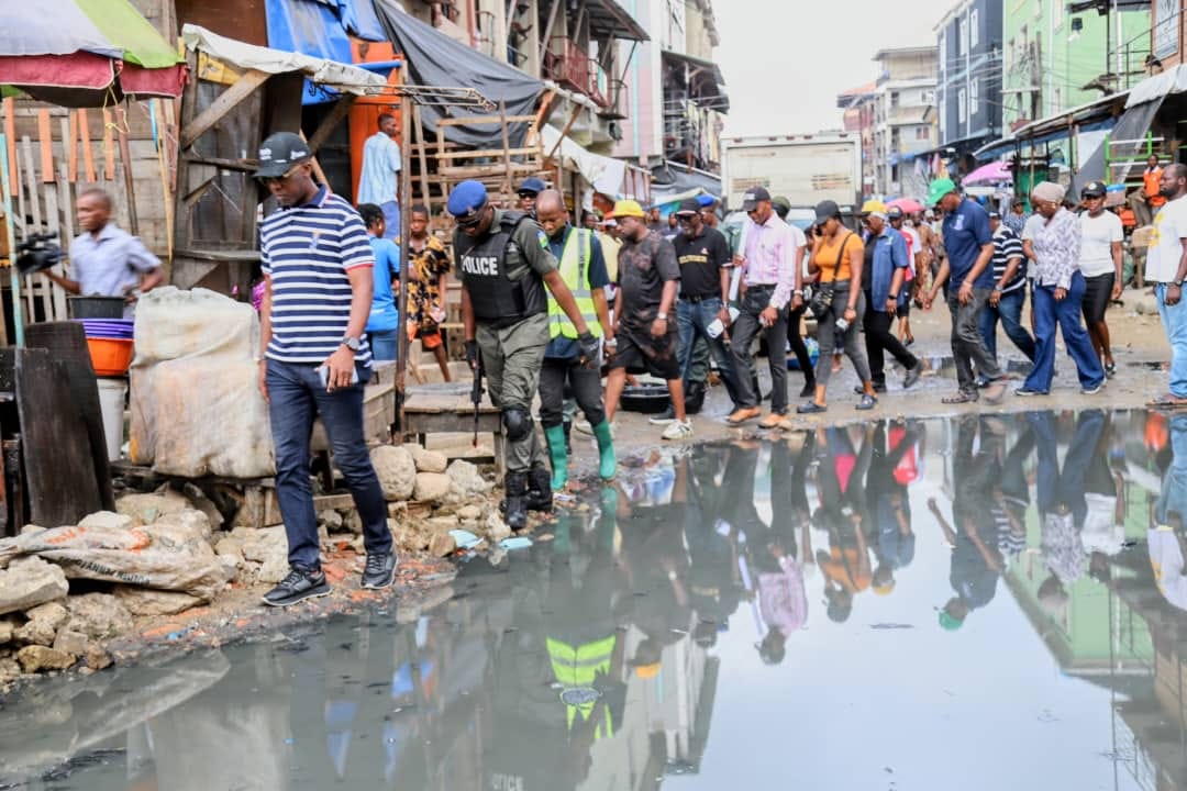 Pemerintah Lagos akan merekonstruksi 13 saluran air dan membangun jalan untuk menahan banjir di Pulau Lagos